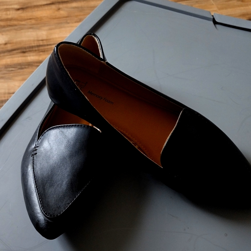 Black flat shoes